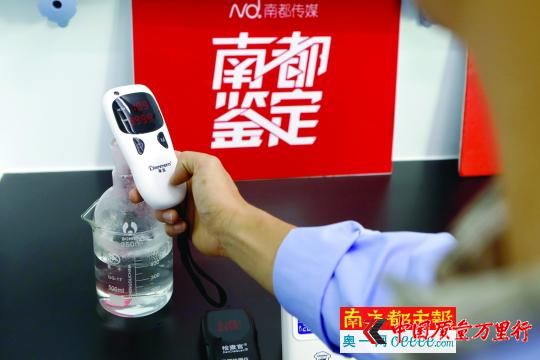 工程師把甲醛檢測儀樣本靠近甲醛出氣口測試。