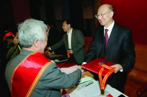 支樹平向全國質(zhì)檢“科技興檢”先進頒獎