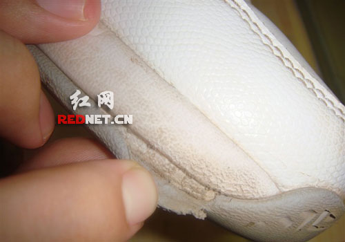 安踏271元籃球鞋穿半月就脫膠(圖)