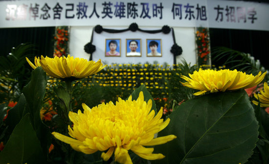 湖北荊州上午將為救人溺亡大學生舉行追悼會