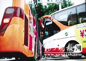 女生下車被2輛公交車夾死所乘車被指違規停站
