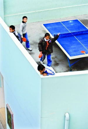 小學因空間不足在樓頂建跑道引熱議(組圖)