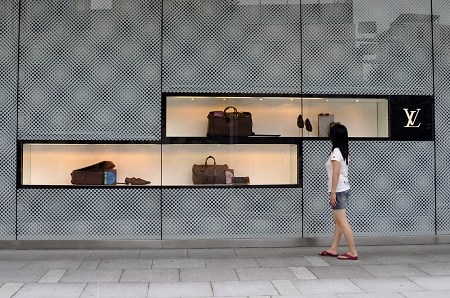 假LV叫賣到真LV店門外