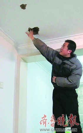 屋頂沙石往下掉物業稱質量沒問題只是忘灌水泥