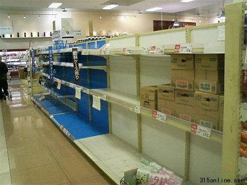 23日的報道說,日本東京都新宿區一間超市貨架上的礦泉水被搶購一空。 23日的報道說,日本東京都新宿區一間超市貨架上的礦泉水被搶購一空。