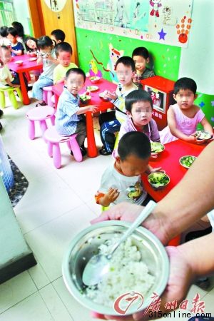 孩子們的碗里全是素菜,難見葷腥。 孩子們的碗里全是素菜,難見葷腥。