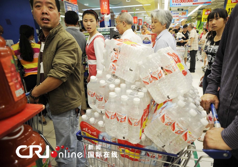 2011年6月6日,市民在杭州各大超市里購(gòu)買(mǎi)純凈水。