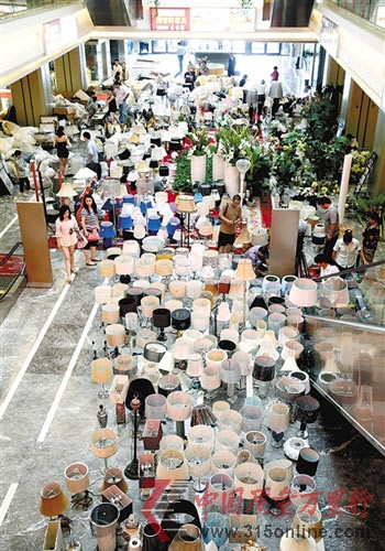 當前,祥和之家家居廣場的大廳里正在甩貨,有店員稱產品賣完為止