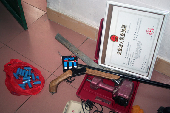 現場查獲的槍支彈藥等物品圖片來源:人民武警報