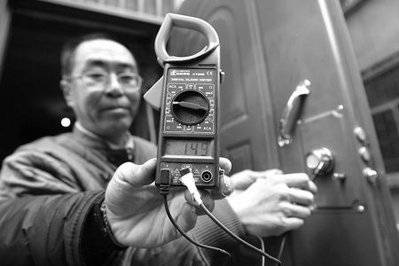 居民防盜門帶149伏電壓開門要戴橡膠手套(圖)