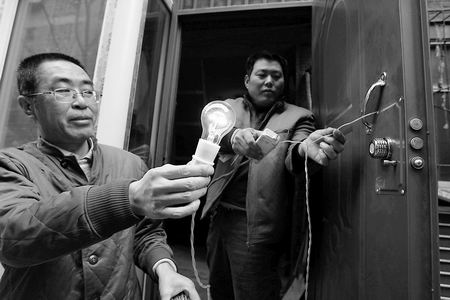 居民防盜門帶149伏電壓開門要戴橡膠手套(圖)