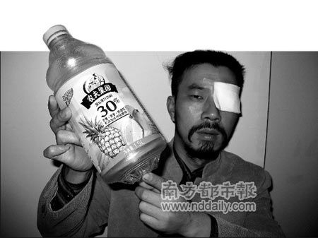 顧客按提示喝前搖一搖農夫果園瓶蓋飛出炸傷眼