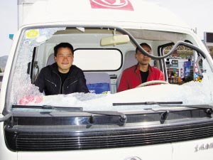 東風小霸王新貨車行駛中玻璃離奇破裂