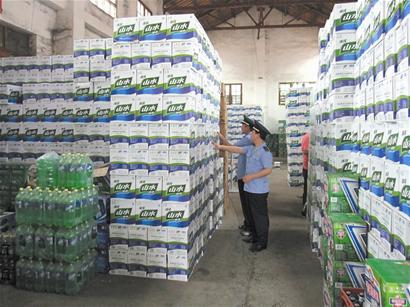 八萬余瓶青啤改換日期充新品過期商品流入市場