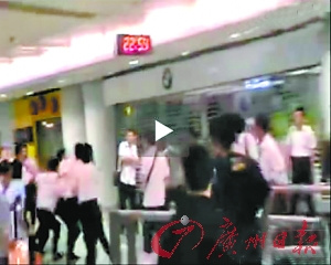 網絡視頻曝光:東航工作人員群毆旅客