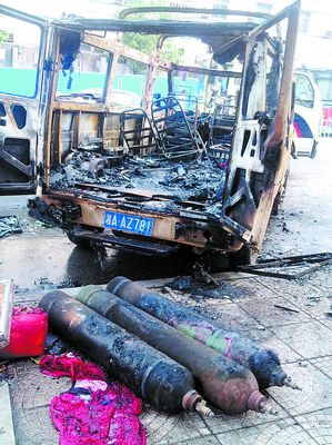 依維柯汽車自燃燒成廢鐵3氫氣瓶幸未爆炸