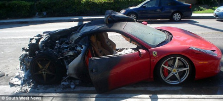 加利福尼亞自燃的這輛紅色車車尾被燒熔,車前貌仍然可見。 加利福尼亞自燃的這輛紅色車車尾被燒熔,車前貌仍然可見。