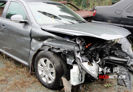 朗逸在高速公路發生車禍,車頭嚴重受損,車中人員一死一傷,但安全氣囊未爆出。(來源:紅網)