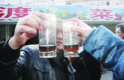 菜場管理人員進行試驗,黑芝麻有褪色現象。李海勇 攝 菜場管理人員進行試驗,黑芝麻有褪色現象。李海勇 攝