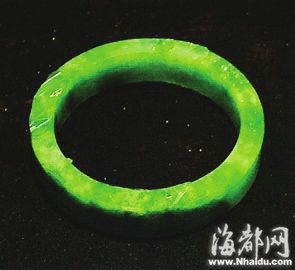 注入含鉻化學劑(呈綠色,似翠色)