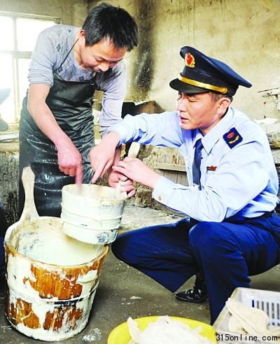 今年5月19日,連云港端掉生產豆腐的兩個黑窩點。這兩家豆腐作坊用無商標的石膏、泡敵(一種添加劑)原料制作豆腐。隨后記者了解到,做豆腐使用“泡敵”等添加劑一方面是為了減少損耗,增加產量,另一方面就是起增白豆腐的作用。