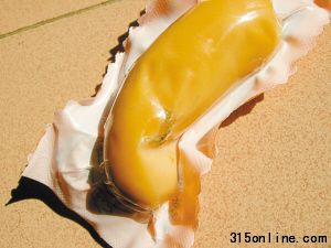 熱狗腸內發現有異物(見圈中)。