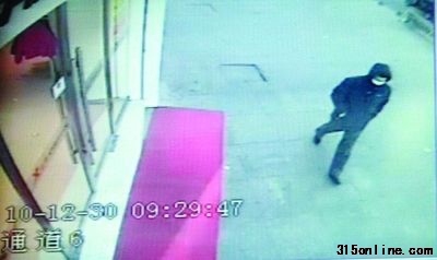 圖為民警調(diào)看的監(jiān)控錄像。 圖為民警調(diào)看的監(jiān)控錄像。