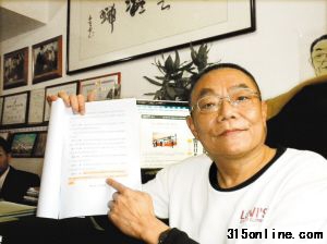 鄭衛寧指著相關規定說，他們完全符合登機條件。（圖片來源：晶報）