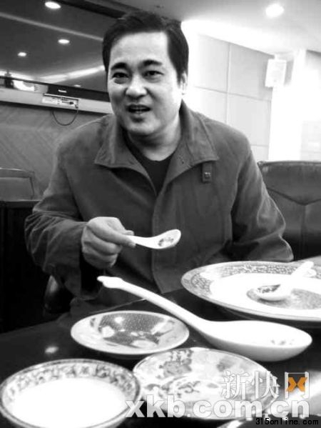 國家輕工業裝飾材料陶瓷質量監督檢測廣州站站長張建洪昨日表示:越是顏色鮮艷的陶瓷餐茶具,出現重金屬超標的可能越大。新快報記者 邢冉冉/攝 國家輕工業裝飾材料陶瓷質量監督檢測廣州站站長張建洪昨日表示:越是顏色鮮艷的陶瓷餐茶具,出現重金屬超標的可能越大。新快報記者 邢冉冉/攝