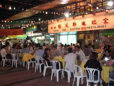 資料圖片:在海南三亞隨處可見臨海而坐、具有地方特色的海鮮排檔。