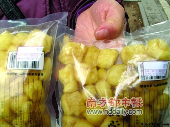 豆腐泡上的標(biāo)簽明顯被撕過(guò)。 南都記者 黎明 攝