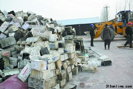 小煉鉛廠堆積著被拆毀的廢舊電瓶塑料外殼 