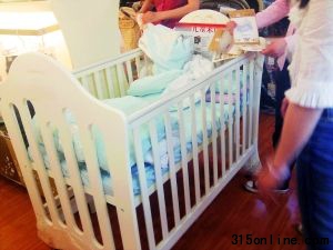 今年6月起美國將禁售這種下拉側欄式嬰兒床。信息時報記者 蕭嘉寧 攝 今年6月起美國將禁售這種下拉側欄式嬰兒床。信息時報記者 蕭嘉寧 攝