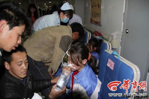 魚河中心小學中毒學生在醫院救治 魚河中心小學中毒學生在醫院救治