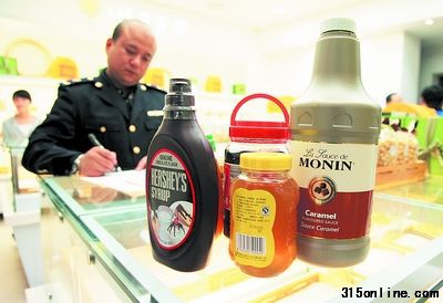 工商執法人員查獲店內添加劑，除一瓶蜂蜜有QS認證外，其余三個品種的添加劑均無QS認證。邱曉峰 攝
