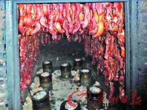 3毒臘肉由工業用鹽、敵百蟲腌制,蜂窩煤球熏烤。 3毒臘肉由工業用鹽、敵百蟲腌制,蜂窩煤球熏烤。