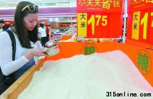 5月2日,沃爾瑪超市一顧客在選購大米。目前,超市所售大米的標簽上很少注明添加物。 5月2日,沃爾瑪超市一顧客在選購大米。目前,超市所售大米的標簽上很少注明添加物。