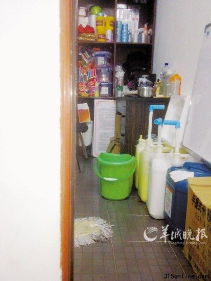 記者暗訪門店內的工作間里,四個大桶裝著洗發水、護發素、按摩膏等常用物品,使用時由店員臨時灌裝
