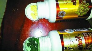 昨天,馬先生向記者展示了這兩瓶同樣包裝、顏色和形狀卻完全不同的藥片。 深圳商報(bào)記者 張亦萌 攝 昨天,馬先生向記者展示了這兩瓶同樣包裝、顏色和形狀卻完全不同的藥片。 深圳商報(bào)記者 張亦萌 攝