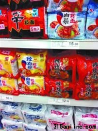 在沈陽某超市里,農心產品照常在銷售,但是唯獨不見“辛拉面特辣香菇味”的身影。 記者 孫哲 攝 在沈陽某超市里,農心產品照常在銷售,但是唯獨不見“辛拉面特辣香菇味”的身影。 記者 孫哲 攝