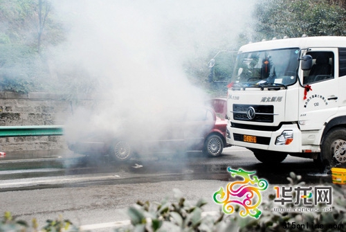 棗紅色中華轎車突然自燃 車主稱平時好好的(圖)