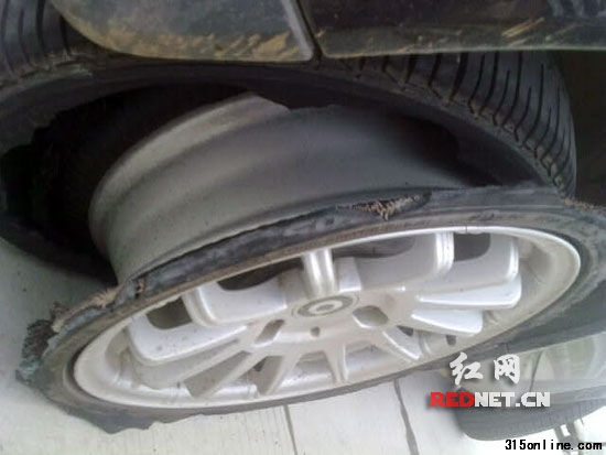 車主易先生3月購買的奔馳smart 小車,在一次行駛中“爆胎”,輪胎與鋼圈完全脫離。