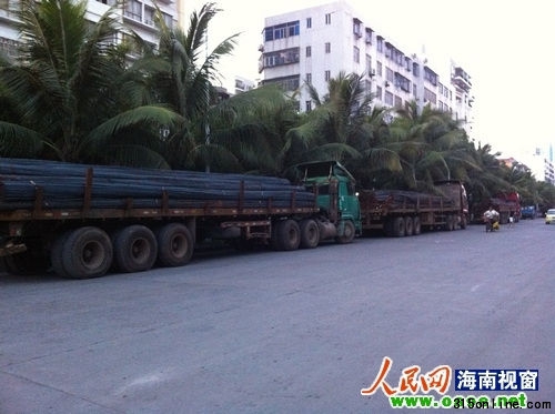 超載貨車“整裝待發”(圖片來源:人民網)