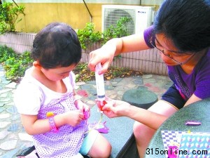 3歲小女孩16次手術頑強求生：最想用嘴喝水（圖）