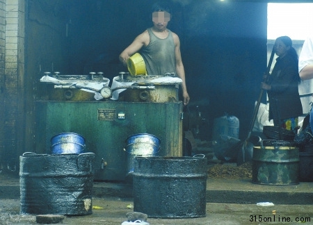 暗訪四川廣漢3家榨油坊：用漆桶裝油蒼蠅亂飛