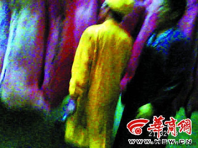 渭南生秦肉類加工有限公司員工給肉品蓋檢疫章 渭南生秦肉類加工有限公司員工給肉品蓋檢疫章