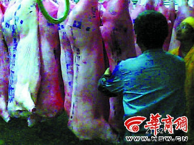 渭南生秦肉類加工有限公司員工搬運肉品 渭南生秦肉類加工有限公司員工搬運肉品
