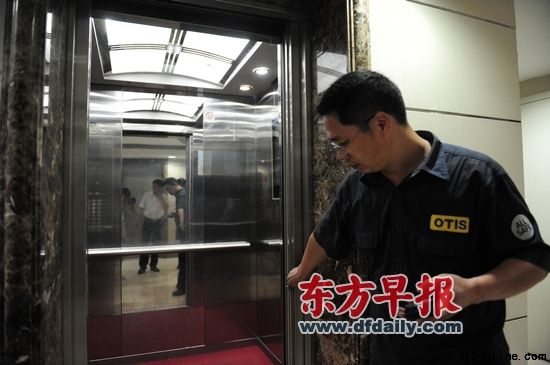 昨天,奧的斯電梯維修人員在現場檢修。早報記者 趙昀 實習生 夏一峰 圖