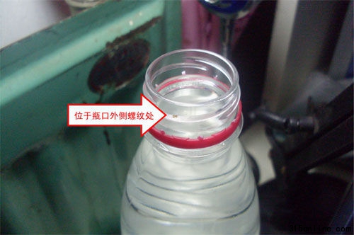7月21日通州李先生購買了批號為201106061818E5的550ml裝農夫山泉飲用天然水,在瓶口密封螺紋外側(非瓶內)發現蟲卵。