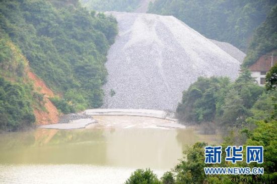 位于大余縣的章源鎢業石雷鎢礦區選礦場臨河而建,河道上廢渣堆積如山,堵塞嚴重(7月9日攝)。新華社記者 李興文
